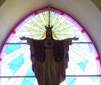  Vitral con la imagen de Cristo delante (otra vista) - dise�o y realizacion del taller.
Parroquia Cristo Rey - Tristan Suarez  - Provincia de Buenos Aires